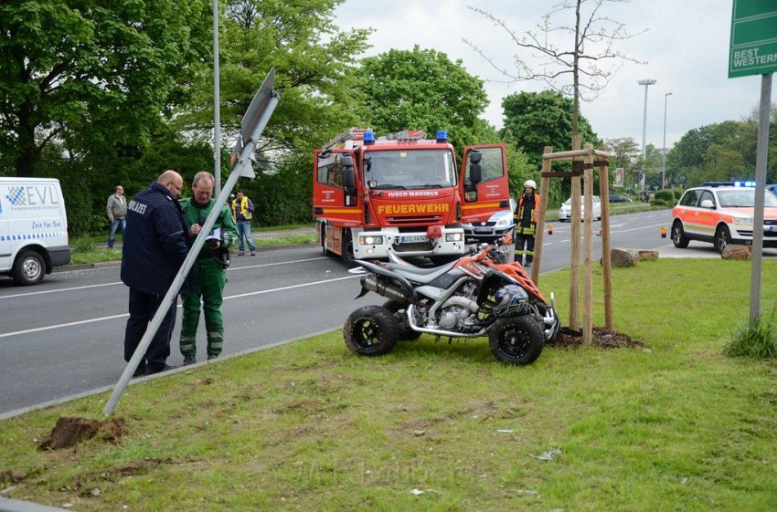 Einsatz Christoph 3 Quadunfall Leverkusen Olof Palmestr 04.jpg